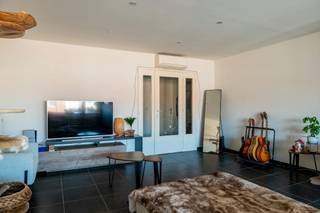 Ruim appartement met 2 slaapkamers in Deurne-Zuid op de grens van Borsbeek.<br /><br />Dit verzorgde appartement van circa 90 m² ligt op de tweede verdieping van een kleinschalig gebouw in de Vleerakkerstraat 19 te Deurne-Zuid.<br /><br />De zeer ruime leefruimte beschikt over een pelletkachel en een onderhoudsvriendelijke tegelvloer. Er zijn twee slaapkamers. Twee airco-units: één in de master bedroom en één in de leefruimte.<br /><br />Bekijk een kort filmpje van de leefruimte:<br />https://youtube.com/shorts/nliYO7yUHK0?feature=share<br /><br />Met een EPC-label B (182 kWh/m²/jaar) is het appartement energiezuinig. De centrale verwarming werd vernieuwd in 2024 en het dak werd iets meer dan tien jaar geleden gerenoveerd en verkeert nog steeds in zeer goede staat. De elektrische keuring en asbest zijn conform.<br /><br />De zon komt op aan de zijde van de slaapkamers en gaat onder aan de zijde van de leefruimte, met natuurlijke lichtinval en mooie uitzichten doorheen de dag.<br /><br />Ook de ligging is een troef! Met een zeer hoge mobiliteitsscore ligt de tramhalte op slechts 5 minuten wandelen en bereik je de snelweg in 10 minuten met de wagen. Supermarkten zoals Albert Heijn en Colruyt en een bakker bevinden zich vlakbij. Het shoppingcenter ligt op 10 à 15 minuten rijden.<br /><br />Geniet bovendien van groen en ontspanning in nabijgelegen parken, waaronder het Boekenbergpark met zwemvijver, het Te Boelaerpark en het Rivierenhof.<br /><br />Een ruim en goed onderhouden appartement met veel comfort, een gunstige energieprestatie en alles binnen handbereik!<br /><br />De algemene voorwaarden van Dewaele DIY kunt u steeds raadplegen via dewaele.com.<br /><br />Bestuursmaatregelen in het maatregelenregister: nee