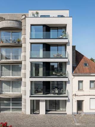 <p>Ontdek ons <strong>kleinschalig, exclusief nieuwbouwproject op een unieke locatie aan de jachthaven van Zeebrugge</strong>. Het project omvat vijf ruime appartementen aan de Rederskaai, een duplexwoning aan de Graaf-Jansdijk en verschillende autostaanplaatsen. Prijzen vanaf € 414.000 met aankoop mogelijk onder het verlaagde btw-tarief van 6%.</p>
<p></p>
<p><strong>Hoe is het project ingedeeld?</strong></p>
<p>De vijf <strong>stijlvolle appartementen</strong> combineren ruimte, licht en privacy met een uitzonderlijke ligging. Dankzij het full-floorconcept – <strong>slechts één appartement per verdieping</strong> – beschikt elk appartement over de volledige verdieping, wat zorgt voor een bijzonder gevoel van rust en exclusiviteit.</p>
<p></p>
<p>De lichtrijke leefruimte met moderne open keuken sluit mooi aan op het <strong>ruime, zuidgerichte terras</strong>. Hier geniet je volop van de zon en van het unieke uitzicht over de jachthaven – een plek waar het vakantiegevoel nooit ver weg is.</p>
<p></p>
<p>De <strong>gelijkvloers en typeappartementen</strong> beschikken over twee volwaardige tweepersoonsslaapkamers, een eigentijdse badkamer, apart toilet en praktische berging. Ze worden gerealiseerd met duurzame materialen, voldoen aan strenge energetische normen en kennen een hoogwaardige afwerkingsgraad.</p>
<p></p>
<p>Wie nog meer ruimte en buitenbeleving zoekt, vindt die in het <strong>duplexpenthouse</strong>. Naast alle troeven van de andere appartementen beschikt het penthouse over een extra tweepersoonsslaapkamer en badkamer en maar liefst drie royale terrassen. Zo geniet je van prachtige vergezichten over zowel de jachthaven als de Noordzee.</p>
<p></p>
<p>Het project omvat daarnaast een <strong>ruime duplexwoning</strong> aan de Graaf-Jansdijk. De royale, open leefruimte met volledig ingerichte keuken vormt het hart van de woning en biedt alle ruimte voor comfortabel wonen en gezellige momenten met familie en vrienden.</p>
<p></p>
<p>Bovendien zetten we in op <strong>energiezuinig wonen</strong>: alle entiteiten zijn voorzien van vloerverwarming/koeling op een warmtepomp, balansventilatie en zonnepanelen, wat zorgt voor een aangenaam binnenklimaat en lagere energiekosten.</p>
<p></p>
<p>Conform de bouwvergunning is per appartement de aankoop van minimaal 1 autostaanplaats te voorzien, afzonderlijk aan te kopen aan € 25.000.</p>
<p></p>
<p><strong>Afwerking op maat!</strong></p>
<p>Het project is nu in ruwbouwfase, hierdoor beschikt u op dit moment nog over alle vrijheid om <strong>afwerking volledig naar uw wensen te kiezen</strong>. Maak nu nog uw keuzes op vlak van: ✔ Sanitair ✔ Vloeren ✔ Badkamer ✔ Keuken. Ontdek uw afwerkingsmogelijkheden in onze toonzaal<strong>,</strong> die na afspraak vrij te bezichtigen is.</p>
<p></p>
<p><strong>Wie zijn wij?</strong></p>
<p>Als familiebedrijf met meer dan <strong>40 jaar ervaring</strong> staan wij garant voor een <strong>persoonlijke aanpak</strong> en duidelijke communicatie gedurende het volledige traject. Dankzij onze expertise en begeleiding kunt u zorgeloos uitkijken naar de intrek in uw nieuwe woning.</p>
<p></p>
<p>Klantentevredenheid staat bij ons centraal. Daarom kunt u ook na de oplevering rekenen op een uitstekende dienst-na-verkoop. Ons team staat steeds klaar om uw vragen te beantwoorden en u verder te helpen waar nodig.</p>
<p></p>
<p><strong>Interesse? </strong></p>
<p>Vraag onze brochure aan of contacteer ons voor een vrijblijvend persoonlijk gesprek. Plannen en beschikbaarheid zijn te bekijken op boarte.be.</p>
<p></p>
<p>Contacteer ons via</p>
T. 050 43 56 12<br />E. bouw@boarte.be<br />W. boarte.be
