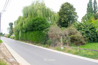 VALIMMAS verkoopt dit mooi, rustig en landelijk gelegen perceel grond in woongebied.
Oppervlakte ± 12 are 40 ca. Breedte vooraan ± 22,80m.
Net gelegen binnen een goedgekeurde verkaveling noch BPA.
Volgens eerder verkregen info van de Gemeente Dilbeek (deze info is louter informatief en niet bindend, en wordt dus volledig onder voorbehoud als enige leidraad meegegeven. Het is aan de toekomstige kopers om een geldige stedenbouwkundige vergunning te bekomen alvorens bouwproject kan opgestart worden):
- enkel ééngezinswoning in open bebouwing mogelijk;
- bouwvrije stroken: minimaal 4,50m links (= zijnde 6m tot de woning links) en minimaal 3m rechts;
- de maximale bouwbreedte zou dan gemiddeld ± 14,5m bedragen;
- maximale bouwdiepte: tot 15m op het gelijkvloers en tot 12m op de verdieping;
- kroonlijsthoogte 6,00 à 6,50m => gelijkvloers + verdieping + dakverdieping;
Agrarisch gebied vooraan én achteraan = open zichten !
Rustig en landelijk gelegen nabij de grens met Groot-Bijgaarden, met goede verbindingen naar Ring 0 en Brussel.