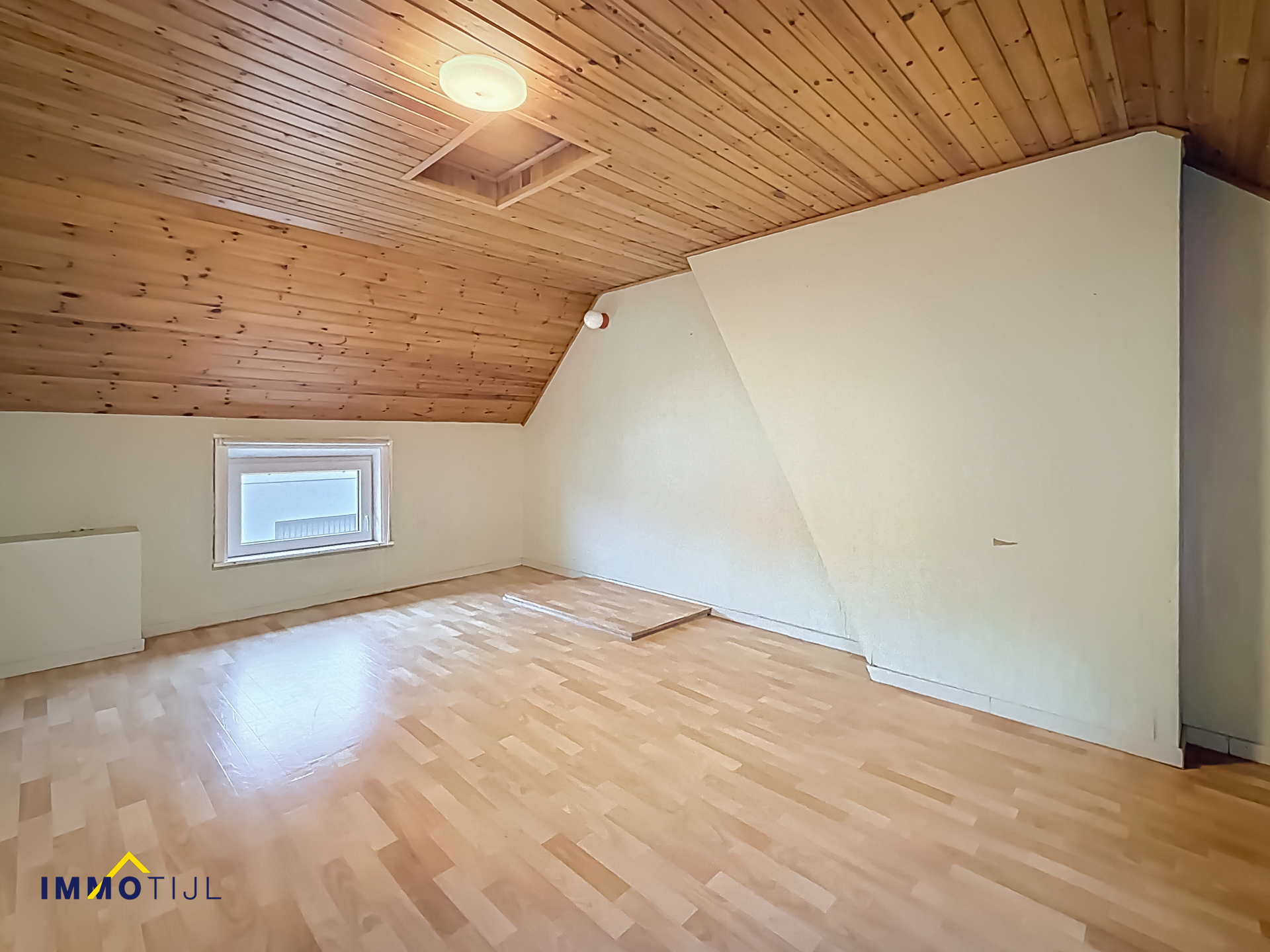 Te renoveren gezinswoning met garage op ruim perceel! - foto 4