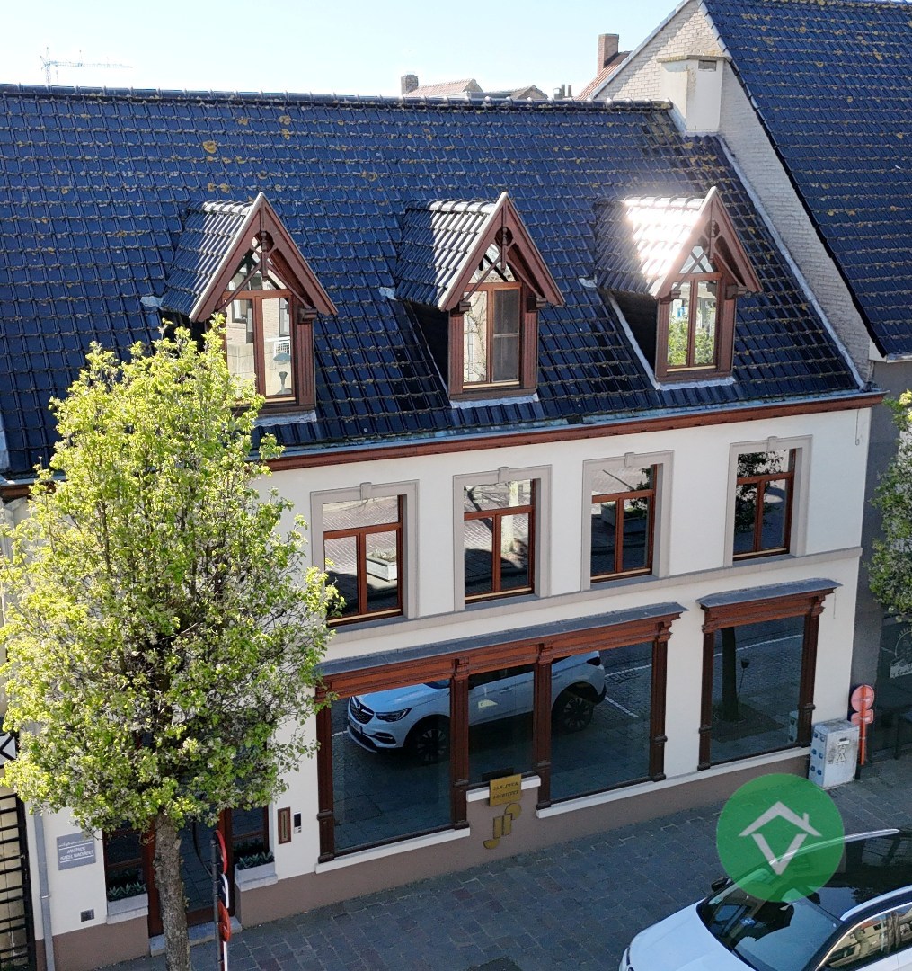 Deze instapklare handelswoning is gelegen in het centrum op een commerciële topligging op de markt van Koekelare - foto 3