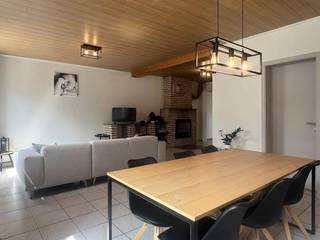 4-bedroom house with enclosed garden in an extremely central location near Roeselare near schools, shops, public transport,...This property offers a promising basis for those looking for a property with potential!The house has the following layout:BasementGround floor:- Bright living space- Kitchen equipped with every comfort and washing machine connection- Bathroom with sink, shower and toilet- Enclosed garden with terrace1st floor:- Four spacious bedrooms with space for the whole familyLoftAdvantages:- Located in a central location near Roeselare, close to shops, schools and public transport- House to renovate with various options- Suitable for those looking for an investment or starter home.You can consult Dewaele DIY's general terms and conditions at any time via dewaele.comThis property is subject to the renovation obligation imposed by the Flemish government for residential buildings (unless demolished within 5 years of purchase). For more information, consult the website of the Flemish Energy and Climate Agency at https://www.vlaanderen.be/een-woning-kopen/renovatieverplichting-voor-residentiele-gebouwen