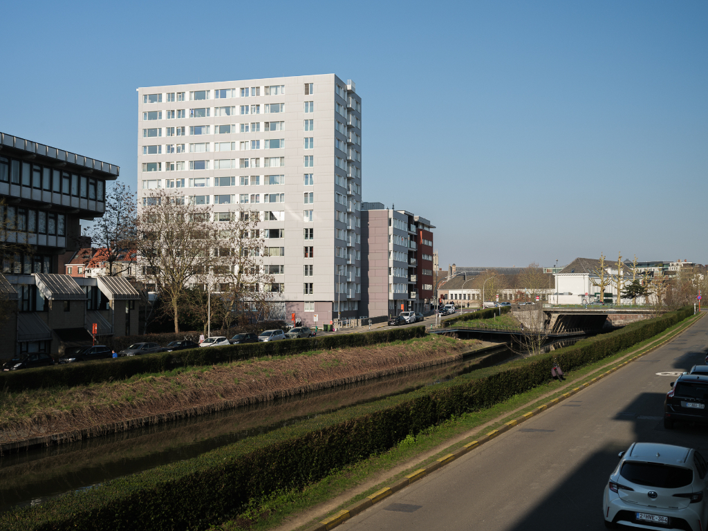 Lichtrijk gerenoveerd éénslaapkamerappartement met terras en zicht op het water - photo 3