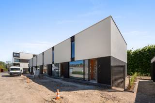 <p>Bent u op zoek naar energiezuinig en zorgeloos wonen? Een ideale investering? Of zoekt u eerder een moderne woning met oog op kwaliteit &amp; comfort? Gevonden!</p>
<p> </p>
<p>In de tweede bouwlijn en op een boogscheut van oprit E40 Aalst vinden we dit uitstekend gelegen nieuwbouwproject Eliani met 8 halfopen en gesloten bebouwingen. Elke woning in deze moderne verkaveling beschikt over 3 slaapkamers, een afgesloten privé tuin, een private berging en een autostaanplaats.</p>
<p> </p>
<p>Zo gebruikt men 'floor to ceiling windows' voor zoveel mogelijk lichtinval en geniet je van een lage energiefactuur dankzij de zonnepanelen, de regenwaterput en de warmtepomp (vloerverwarming &amp; koeling met ingebouwde boiler).</p>
<p> </p>
<p><u>Indeling W6</u></p>
<p>Via de inkomhal met apart toilet komen we in de leefruimte met half open keuken met aansluitend een berging. Dankzij de ingewerkte schuiframen is er geen opstap naar het terras met afgesloten tuin. Op de bovenverdieping vinden we 3 slaapkamers, wasplaats en de badkamer met inloopdouche, bad en dubbele lavabo en toilet.</p>