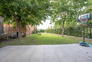 Charmante, landelijke woning gelegen in het dorpskern van Machelen (Zulte), gelegen in een rustige straat vlakbij de lagere school en handelszaken. Volledig gerenoveerd in 2020.<br /> <br />De woning heeft volgende indeling: inkom, bureau met inbouwkasten, gezellige leefruimte, praktische keuken in recente achterbouw met veel lichtinval waardoor men een buitengevoel creëert. Extra kamer (hobbyruimte, speelkamer of berging) en wasplaats met toilet. Boven vindt u 4 slaapkamers en een vernieuwde badkamer met inloopdouche, ligbad en lavabo. <br />De woning is voorzien van een aangelegde tuin (volledig omheind) en carport. Er is ook nog een kelder en zolder. <br /><br />Aangename, sfeervolle woning met landelijke ligging te Machelen ( ZULTE).<br /><br />Wanneer past het u om te komen kijken?<br />Graag mailen naar sylvie@immoroba.be of een seintje op 09/388.53.53.
