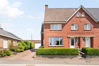 Deze ruime halfopen bebouwing, gebouwd in 1960, is rustig gelegen in het landelijke Wortegem en biedt tal van mogelijkheden voor wie op zoek is naar een comfortabele gezinswoning met een aangename woonomgeving.De woning beschikt over drie volwaardige slaapkamers, een praktische zolderruimte die extra opslag- of uitbreidingsmogelijkheden biedt, en een garage. Dankzij de lange oprit is er bovendien voldoende parkeergelegenheid op eigen terrein.De landelijke ligging zorgt voor een rustige en groene omgeving, terwijl alle nodige voorzieningen vlot bereikbaar zijn. Een ideale thuis voor gezinnen of voor wie graag geniet van ruimte en rust.Troeven:- Rustige, landelijke ligging in Wortegem- Halfopen bebouwing- Bouwjaar 1960- 3 slaapkamers- Ruime zolder- Garage aanwezig- Lange oprit met meerdere parkeerplaatsen- Tal van mogelijkheden naar eigen smaak te moderniserenEen woning met karakter en potentieel op een mooie locatie!Interesse? Contacteer arne@immobeguin.be