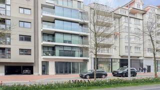 Op een toplocatie aan de Elizabetlaan in Knokke, op slechts enkele meters van de levendige Lippenslaan, bevindt zich dit uitstekend gelegen <br />handelspand met een gevelbreedte van maar liefst 10 meter. Het pand biedt een totale gelijkvloerse oppervlakte van 82 m², aangevuld met een <br />functionele kelderruimte van 37 m² die rechtstreeks toegankelijk is vanuit het handelsgedeelte. Dankzij de royale vitrine geniet het pand van maximale visibiliteit en een hoge passage, wat het uitermate geschikt maakt voor uiteenlopende commerciële doeleinden.<br /><br />Het gelijkvloers omvat een open commerciële ruimte, een apart toilet, een doucheruimte en een mogelijkheid voor het installeren van een kitchenette. De kelderverdieping beschikt eveneens over een kitchenette en biedt bijkomende opslag- of werkruimte, wat bijdraagt aan het praktisch en flexibel karakter van het pand.<br /><br />Het pand laat een brede waaier aan handelsactiviteiten toe.<br /><br />Kortom, dit handelspand combineert een uitzonderlijke ligging met een flexibele indeling en een brede inzetbaarheid, <br />wat het tot een bijzonder interessante opportuniteit maakt voor ondernemers die willen investeren in het commerciële hart van Knokke. <br /><br />Stedenbouwkundige inlichtingen in aanvraag.<br /><br />Aarzel niet om ons te contacteren voor een bezoek of meer informatie: tel. : 050 62 44 14 of via knokke@immax.be