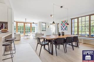 En exclusivité: Charmante villa jumelée de style typique du Zoute dans un endroit calme à proximité du Zwin. Belle décoration avec des...
