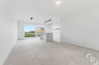 In de groene omgeving van Proven vinden wij dit nieuwbouwproject op de kruising tussen de Baron Mazemanlaan en de Terenburgseweg.Dit project bestaat uit verschillende nieuwbouwwoningen bestaande uit zowel gesloten- als halfopen bebouwingen.De woningen zullen volledig afgewerkt en instapklaar verkocht (professioneel geschilderd, tuinomheining, terras en grasmatten aanwezig,...). Hierdoor bent u gespaard van alle mogelijke afwerkingen na de aankoop.Dankzij de sloop- en heropbouw van dit project heeft u de kans om deze woningen aan te kopen aan 6% BTW, mits voorwaarden voor eigen gebruik of verhuring.Dit project bestaat uit.Woning 1 - Gesloten woning: (Modelwoning en hoogwaardig afgewerkt met maatwerk en ingebouwde kasten): oppervlakte terrein: 187m², bebouwde oppervlakte: 135,55m² - Prijs: €360.328Woning 2 - Gesloten bebouwing: oppervlakte terrein: 181m², bebouwde oppervlakte: 135,55m² - Prijs: €316.600,75Woning 3 - Gesloten bebouwing: oppervlakte terrein: 181m², bebouwde oppervlakte: 135,55m² - Prijs: €316.600,75Woning 4 - Gesloten bebouwing: oppervlakte terrein: 181m², bebouwde oppervlakte: 135,55m² - Prijs: €316.600,75Woning 5 - Halfopen bebouwing: oppervlakte terrein: 240m², bebouwde oppervlakte: 135,55m² - Prijs: €335.650,75Woning 6 - Halfopen bebouwing: oppervlakte terrein: 295m², bebouwde oppervlakte: 134,53m² - Prijs: €350.248,45Woning 7 - Gesloten bebouwing: oppervlakte terrein: 197m², bebouwde oppervlakte: 134,13m² - Prijs: €318.752,45Woning 8 - Halfopen bebouwing: oppervlakte terrein: 266m², bebouwde oppervlakte: 134,53m² - Prijs: €341.548,48Iedere halfopen woning heeft ook nog de optie tot een carport voor €10.800.Extra's:* Volledig afgewerkte woningen* E-peil: 30* Volledig professioneel geschilderd* 12 zonnepanelen van 5400WP + hybride omvormer om gemakkelijk een thuisbatterij op aan te sluiten* Regenput aanwezig