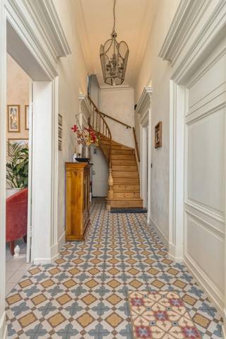 This historic corner building, located in the Naaldenstraat, is located in the historic heart of the city in an extremely central location, 500 m...