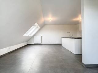 In de Rodestraat 22 te Veurne vinden we dit modern appartement (77m²) met 2 ruime slaapkamers en terras (5m²). Het appartement is volledig...