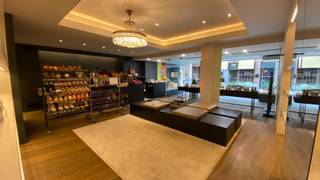 Het pand is modern ingericht en beschikt over grote etalage ruimtes die zorgen voor veel natuurlijk licht en een uitstekende zichtbaarheid van uw producten.<br /><br />Het handelspand is voorzien van een handelsruimte waar uw klanten van harte welkom zijn, een bureel waar u rustig kunt werken, en een stockage ruimte waar u uw voorraad kunt opslaan. Ook beschikt het pand over een grote kelder die voor diverse doeleinden kan worden gebruikt.<br /><br />De CV op gas zorgt voor een aangename warmte in het pand, en door het EPC-label C (421 kWh/(m² jaar)) is het handelspand redelijk energiezuinig.<br /><br />Dit instapklare handelspand is beschikbaar in overleg en is daarom perfect voor wie snel een winkel of kantoor wilt opstarten. Mis deze unieke kans niet en neem snel contact met ons op om een afspraak te maken voor een bezichtiging!