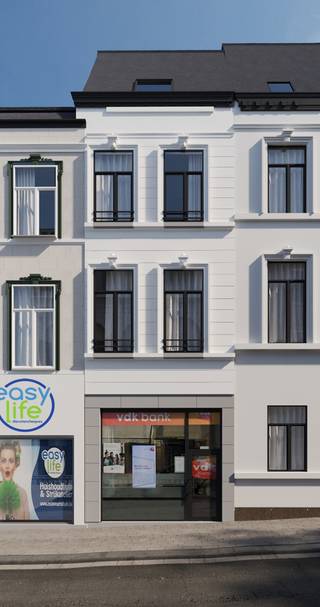 <p><span><strong>***alle informatie op www.connect-immo.be***</strong></span><b><span><br /><br /></span></b><strong><span>Residentie Keybergh</span></strong><span><span> </span></span><span>gekend om zijn strategisch goede locatie in het Centrum van onze historische Studentenstad Leuven. Het pand is gelegen in de Lepelstraat dewelke parallel gelegen is tussen de Diestsestraat en dé Bondgenotenlaan. Het pand is omgeven door zijn historische gebouwen, winkels, campussen, openbaar vervoer … Kortom, je kan er alles vinden in de nabijheid. Aan passage en bereikbaarheid geen gebrek! </span></p>
<p><span>Het pand onderging zonet <b>een grondige</b><span> </span></span><strong><span>renovatie</span></strong><span><span> </span></span><span>waardoor deze handelsruimte werd uitgerust met<span> </span></span><strong><span>gloednieuwe technieken</span></strong><span><span> </span></span><span>en bijkomend beschikt over<span> </span></span><strong><span>zonnepanelen</span></strong><span>. De handelsruimte is gelegen op de gelijkvloerse verdieping en is toegankelijk via de Louis Melsensstraat en geeft uit op de Lepelstraat, bijkomend heeft de handel toegang tot de kelderruimte en het gebruik ervan! <br /><br />Deze investeringsmogelijkheid wordt verkocht met gegarandeerd<span> </span></span><strong><span>netto rendement van 5,5%</span></strong><span>. Op heden is deze handelsgelijkvloers verhuurd aan €2597,91/maand (exclusief lasten), het huidige huurcontract loopt nog gedurende 3 jaar en er werd ook reeds een huurbelofte ondertekend voor de daarop volgende 9 jaar. <br /><br /></span><span><strong>Ben jij de investeerder die wij zoeken? Contacteer vandaag nog onze Expert Investeringsvastgoed Jacky: jacky@connect-immo.be of 0495 53 46 49</strong></span><span><br /><br />EPC: A-label - 3352232<br />wche, gdv, gvkr, gvv</span></p>
<p></p>