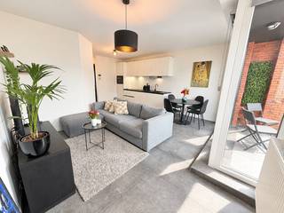 SUPER TOF GEZELLIG TOP RECENT APPARTEMENT MET TOP LIGGING<br /><strong>2 de verd </strong>geen lift <br />Is een residentie van slechts 2 appartementen ( dus geen syndic kosten !!!!)<br />achter een elek bediende poort hebt u de fietsenberging <br />2 de verd : hal,  sfeervolle living met veel lichtaanval met aanpalend een terras, open ingerichte moderne mooie keuken, aparte w.c., ruime berging/wasplaats, slaapkamer met aanpalend een knappe moderne badkamer met inloopdouche <br /><strong>zalig tof appartement zo n appartement waar je opslag een goed gevoel <br />appartement met een leuke vibe <br />kwalitatief volle afwerking </strong><br />energielabel slechts 30 <br />elek conform <br /> 