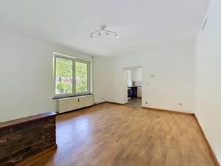 We Invest Malmedy presenteert u met veel plezier dit appartement met één slaapkamer, gelegen in een rustige straat in Trois-Ponts, op slechts enkele meters van winkels, scholen en het openbaar vervoer. Een gunstige ligging die zowel bewoners als investeerders zal aanspreken.<br /><br />Dit appartement, dat voorheen voor € 635 exclusief kosten werd verhuurd, biedt een bijzonder interessant rendementspotentieel voor een verhuurinvestering.<br /><br />Het bestaat uit een woonkamer, een gedeeltelijk ingerichte keuken, een badkamer met douche en toilet en een slaapkamer. Buiten kunt u ook genieten van een eigen terras en een eigen tuin, troeven die bijzonder gewaardeerd worden bij dit type woning.<br /><br />Technisch gezien beschikt het pand over PVC-ramen met dubbele beglazing, een conforme elektrische installatie, aparte meters voor water en elektriciteit, evenals een centrale verwarming op stookolie via radiatoren met warmtemeters. Het aandeel in de gemeenschappelijke delen bedraagt 265/1.000e. Er zijn op korte termijn geen werkzaamheden te verwachten.<br /><br />EPB: G (nr. 20240208007497 - Specif. E: 593 kWh/m²/jaar - Totale E: 40.797 kWh/jaar).<br /><br />Onmiddellijk beschikbaar!