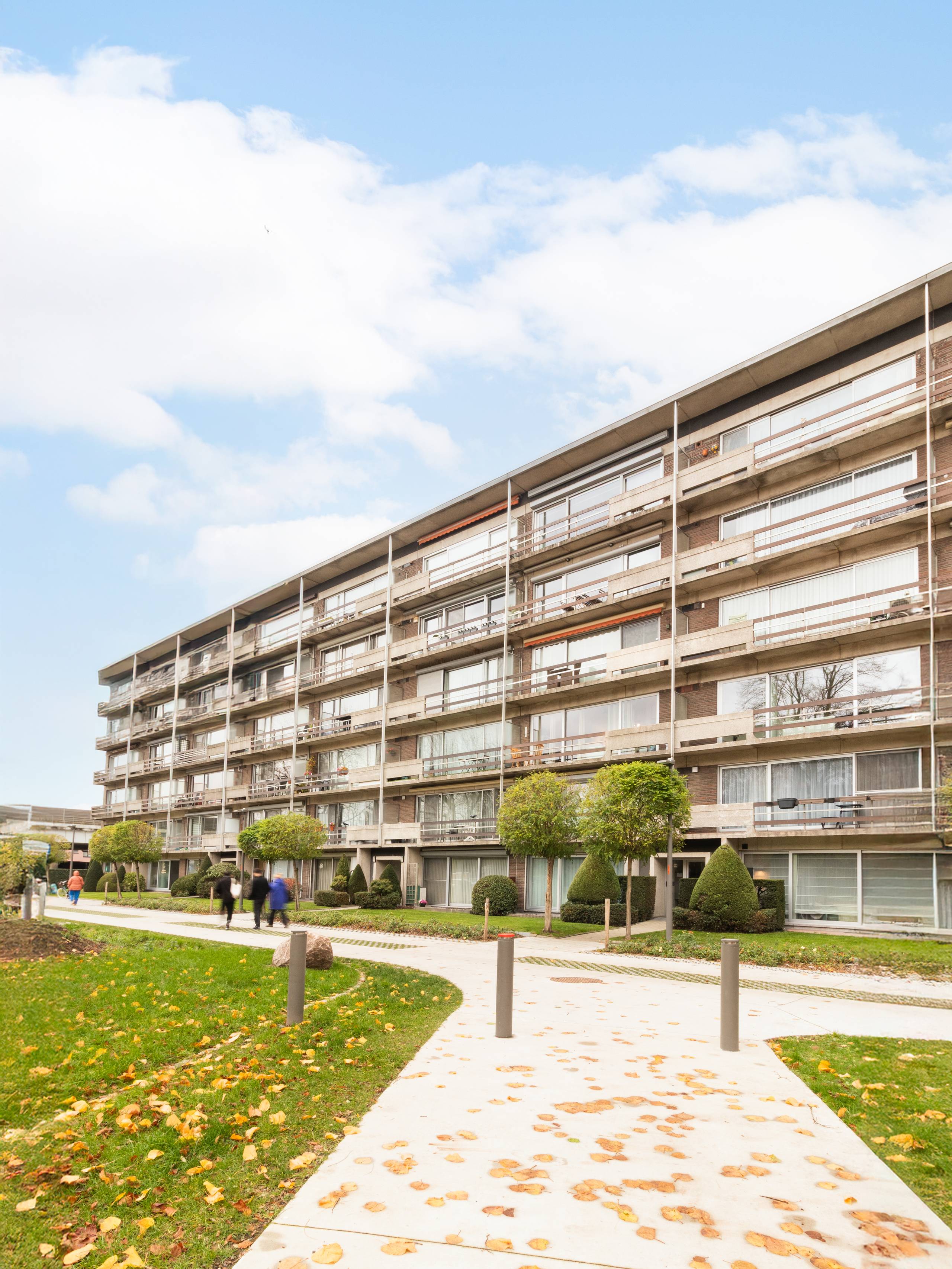 Volledig gerenoveerd appartement met autostaanplaats! - foto 2