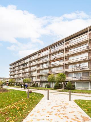 In het groene en rustige Valkenveld in Wilrijk bevindt zich dit recent volledig gerenoveerde appartement op de tweede verdieping, inclusief...