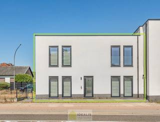 <strong>IDEALIS VASTGOED – AANGENAME INSTAPKLARE ÉÉNGEZINSWONING NABIJ HET CENTRUM VAN HEPPEN (LEOPOLDSBURG)! De woning omvat 141m² netto bewoonbare oppervlakte met een fijne leefruimte, 3 slaapkamers, eetkamer, dressing en badkamer!! Zeer geschikt voor kandidaten op zoek naar een instapklare woning met een vlotte bereikbaarheid van woonkernen als Heppen, Leopoldsburg, Beringen en Ham, tevens een vlotte verbinding naar autosnelweg E314!<br /><br />LIGGING: </strong><br />Deze ééngezinswoning is gelegen vlakbij de dorpskern van Heppen en verder centraal t.o.v. woonkernen zoals Leopoldsburg, Beringen en Ham. Tevens biedt deze woning door de centrale ligging een vlotte verbinding naar autosnelweg E314.<br /><br /><strong>INDELING: </strong><br /><strong>Gelijkvloerse verdieping: </strong><br />– Ontvangsthal (2m²) – woonkamer (28m², voorzien van een fijne en onderhoudsvriendelijke tegel) – keuken (11m², voorzien van alle comfort) – eetkamer (22m²) – wasplaats (7m²) –<br /><br /><strong>Eerste verdieping:</strong><br />– Nachthal (9m²) – slaapkamer 1 (12m²) – slaapkamer 2 (18m²) – slaapkamer 3 (14m²) – badkamer (9m² voorzien van douche, toilet en wastafel) –<br /><br /><strong>Tuin: </strong><br />– Ruime tuin – verharde paden omheen de woning met terras –<br /><br /><strong>EXTRA TROEVEN:</strong><br />– Ruime woning met aangename leefruimtes<br />– Vloerverwarming<br />– Aluminium ramen <br />– Vernieuwbouw in 2022<br />– Instapklaar<br />– 3 slaapkamers<br />– Dressing<br />– Verwarming op gas<br />– Gegeerde locatie: zeer centraal gelegen t.o.v. Beringen en Ham, tevens gunstig t.o.v. autosnelweg E314<br />– Correct geprijsd!<br /><br /><strong>Stedenbouwkundige Inlichtingen:</strong><br />Bouwvergunning – Woongebied – Geen dagvaarding – Geen voorkooprecht – Geen verkavelingsvergunning<br /><br /><strong>E-peil: </strong>EPC B: 141 kWh/m²jaar <strong> <br />Certificaatnummer: </strong>71034-G-OMV_2018061677/EP01346/A001/D01/SD001<br /><br /><strong>O-peil: </strong>niet overstromingsgevoelig<br />P-Score: D<br />G-Score: D<br /><br /><strong>Benieuwd naar deze woning?<br />Wenst U advies omtrent uw eigen woning? Graag plannen wij vrijblijvend met U een afspraak in om onze expertise met U te delen, steeds tot Uw dienst!!<br />Neem contact op met IDEALIS VASTGOED op 011/515 565 of mail naar info@idealisvastgoed.be!</strong><br />