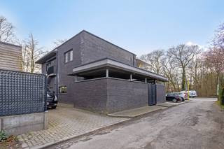 Dit recent gebouwd handelspand (2010) bestaande uit goeddraaiende frituur en twee verhuurde appartementen is gelegen aan een drukke invalsweg...
