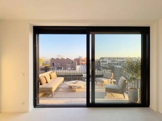 In het charmante Oudenburg, vlak bij alle belangrijke invalswegen, stapt u in nieuwbouwresidentie Bordeleau een zee van rust binnen.<br /><br />Deze recent gebouwde residentie, ontworpen door architectenbureau "driearchitecten", ligt aan het kanaal en biedt een zeldzame ervaring.<br /><br />Maak een wandeling langs het water, fiets naar de badsteden of droom weg op uw zonneterras met eindeloze vergezichten over het water en de verre velden—dit appartement maakt het allemaal mogelijk.<br /><br />Het appartement ligt op de tweede verdieping van de residentie, met frontaal zicht op het kanaal. Het heeft een woonoppervlakte van 66,21m² met een volwaardige slaapkamer, douchekamer, technische berging, apart gastentoilet en een volledig ingerichte keuken door Goossens. De leefruimte baadt in de middagzon en biedt uniek zicht op het water.<br /><br />De grootste troef is het zonneterras van 11,50m² met eindeloze vergezichten over het water en de verre velden.<br /><br />Er bestaat de mogelijkheid tot aankoop van een ruime garagebox in de ondergrondse verdieping van de residentie (45.000 EUR). <br /><br />Dit appartement is volledig toekomstbestendig en uitgerust met onder andere vloerverwarming via een warmtepomp en zonnepanelen.<br /><br />De nabijheid van het centrum van Oostende, het prachtige zicht op het kanaal Nieuwpoort-Plassendale en de vlotte verbinding met de grote invalswegen geven dit appartement een unieke ligging. Ingebed in de landelijke omgeving en op slechts 300 meter van het centrum van Oudenburg wordt Bordeleau de thuishaven voor mensen die willen genieten van rust met zicht op het water.<br /><br />Sommige afbeeldingen zijn gestaged met AI-meubelen. Het appartement wordt niet gemeubeld opgeleverd en bevat geen meubelen of maatwerkkasten.<br /><br />De aankoop valt volledig onder het BTW-tarief. <br /><br />Interesse in dit appartement? Contacteer immo NANO voor meer info of een bezoek—050 60 60 78 of info@immonano.be.<br />