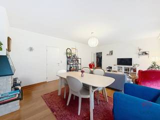 <p><b>WATERMAEL-BOITSFORT</b>, in a leafy neighbourhood close to all amenities, a 3-bedroom flat of approx. 103m² on the first floor.<br /><br /><u><strong>First floor</strong>:</u></p>
<ul>
<li>Entrance hall with built-in cupboard</li>
<li>Fully fitted kitchen (oven, hob, extractor hood, fridge, freezer, dishwasher) with access to an east-facing terrace of approx. 10 m².</li>
<li>Living room of approx. 30 m² with access to an east-facing terrace of approx. 10 m².</li>
<li>Bedroom 1: approx. 11 m² (2.9 x 3.8 m) with fitted wardrobe</li>
<li>Bedroom landing with storage space</li>
<li>Bedroom 2: approx. 9 m² (2.98 x 3 m) with shelving</li>
<li>Bedroom 3: approx. 15 m² (2.97 x 5 m) with wardrobe</li>
<li>Bathroom with bidet and connections for washing machine and tumble dryer</li>
<li>Separate toilet with washbasin</li>
</ul>
<p>Cellar no. 1<br />Estimated service charges of €300/month (communal areas, water, heating and caretaker)<br /><br />Available 1 August 2026</p>