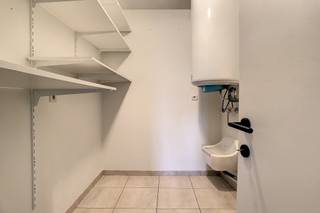 Lichtrijk appartement op de tweede verdieping met terras in het centrum van Tervuren. Inkomhal (3m²) woonkamer (37m²) voorzien van zonneblinden...