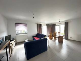 <p><span>Appartement spacieux et très bien entretenu, situé au cœur de Duffel-West. </span></p><p><span>Cet appartement lumineux dispose d'une salle de séjour accueillante avec beaucoup de lumière naturelle, de deux chambres spacieuses, d'une cuisine bien équipée et d'une salle de bains bien entretenue. </span></p><p><span>Il y a également une pièce de rangement pratique avec des connexions pour une machine à laver et un sèche-linge. </span></p><p><span>L'agréable terrasse offre beaucoup d'espace pour se détendre et profiter du soleil du soir. </span></p><p><span>L'immeuble est équipé d'un ascenseur pour plus de commodité. </span></p><p><span>De plus, une place de parking est incluse dans le prix de la location. </span></p><p><span>Les charges communes ne s'élèvent qu'à  35 par mois. Une résidence idéale pour ceux qui veulent vivre confortablement et au centre de Duffel. </span></p><p><span>N'hésitez pas à nous contacter pour plus d'informations ou pour une visite au 015 200 999 ou info@vastgoedplus.be</span></p>