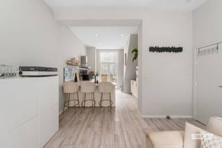 Dit aangename duplexappartement bevindt zich op een centrale maar rustige ligging in het hart van Blankenberge. Winkels, horeca, openbaar vervoer en tal van andere voorzieningen bevinden zich op wandelafstand, waardoor u hier geniet van alle comfort binnen handbereik.<br /><br />Het appartement start op het gelijkvloers en verwelkomt u in een ruime en moderne leefruimte. Dankzij de open indeling sluit de woonkamer mooi aan op de hedendaagse keuken, die volledig uitgerust is met de nodige toestellen en afgewerkt werd met moderne materialen.<br /><br />Aansluitend aan de leefruimte bevindt zich een ruime koer, een aangename extra midden in het centrum. Hier beschikt u over een eigen buitenruimte waar u in alle rust kan genieten. Achteraan bevindt zich bovendien nog een praktische berging, ideaal voor fietsen, strandmateriaal of extra opslag. Verder beschikt het appartement over een privatieve kelderberging.<br /><br />Op de eerste verdieping bevinden zich twee slaapkamers, een toilet en een moderne badkamer met inloopdouche. De praktische indeling en hedendaagse afwerking zorgen ervoor dat het appartement zowel geschikt is voor eigen bewoning als voor wie op zoek is naar een interessante investering aan de kust.<br /><br />Daarnaast beschikt het appartement over een gunstige EPC-score en is de elektrische installatie conform gekeurd.<br /><br />Op zoek naar een verzorgd duplexappartement met buitenruimte op een centrale en rustige ligging in Blankenberge? Contacteer ons en plan uw bezoek!<br /><br />
