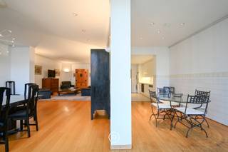 Gemeubeld appartement van 177 m² op de derde verdieping van een gebouw met lift.Het bestaat uit een ruime woonkamer met een salon en een eetkamer en...