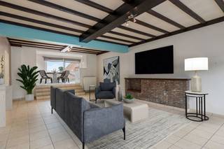 Gelegen in het charmante Vollezele bieden wij u deze instapklare woning aan. De woning beschikt over een inkomhal met gastentoilet, een ruime leefruimte met open, volledig ingerichte keuken en directe toegang tot een groot zonneterras waar het heerlijk vertoeven is. Op de verdieping bevinden zich een ruime badkamer en twee slaapkamers. Via de nachthal geeft een vaste trap toegang tot een grote afgewerkte zolderkamer, die perfect kan dienen als extra slaapkamer, bureau of hobbyruimte. De woning beschikt bovendien over een grote garage, bereikbaar via de Beekstraat. De elektrische installatie is conform tot 2050, het EPC-label is D, wat betekent dat er geen renovatieplicht geldt, en de woning is asbestveilig. Dankzij de gunstige ligging geniet u van een uitstekende bereikbaarheid, op wandelafstand van openbaar vervoer, school en supermarkt OKay. Bent u benieuwd naar deze charmante starterswoning? Contacteer dan snel Sophie via 0496/71.50.59.