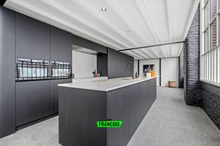 Op de tweede verdieping, in het voormalig fabriekspand "De Groote Fabrieke", treffen we deze hoogwaardig afgewerkte loft. De loft combineert...