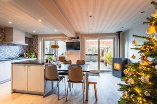 Uiterst goed verzorgde woning met garage, tuin en 3 slaapkamers.Deze woning gelegen in een rustige straat wordt verkocht. De huidige eigenares is...