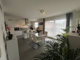 Dit appartement bevindt zich op de eerste verdieping van een verzorgd complex en is bereikbaar via zowel de trap als de lift.Via de inkomhal betreden...
