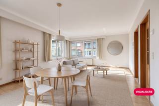 Bent u op zoek naar een energiezuinige thuis in het hart van Burcht? Dit ruime appartement in de Idsteinlaan biedt een uitstekende kans voor wie een woning wil kopen die direct klaar is voor gebruik. Gelegen in een zijstraat van de Pastoor Coplaan, bevindt u zich op een steenworp afstand van alle dagelijkse voorzieningen zoals winkels, scholen en vlot bereikbaar openbaar vervoer.Het appartement is door de jaren heen goed onderhouden en kan onmiddellijk bewoond worden, terwijl het tegelijkertijd de ruimte biedt om hier en daar een eigen accent toe te voegen. Voor wie een appartement wil kopen in de regio rond Antwerpen, is de strategische ligging van Burcht een absolute meerwaarde.Een grote troef, is de gunstige energetische score. Bovendien beschikt het appartement over een eigen garage. Indeling van het pand:- Ruime inkomhal/nachthal- Lichtrijke leefruimte - Keuken- Twee ruime slaapkamers- Handige berging met aansluiting voor wasmachine en droogkast- Apart gastentoilet- Badkamer met inloopdouche- Aangenaam terras- GarageWilt u zelf de troeven van dit appartement in Burcht ontdekken? Neem dan contact met ons op via Dewaele.com voor een bezichtiging van dit pand. Deze AI-visualisaties zijn bedoeld als inspiratie. Er werd geen rekening gehouden met technische specificaties, stedenbouwkundige voorschriften of de concrete mogelijkheden tot realisatie.Bestuursmaatregelen in het maatregelenregister: nee
