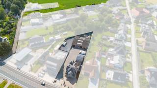 <p>TE KOOP GERAARDSBERGEN<br />Dit ruime bedrijfsgebouw met woonst is gelegen in de regio Geraardsbergen, aan een drukke weg met veel passage. Ideaal om uw zaak te laten renderen en in de kijker te zetten.<br /><br />De villa heeft een bewoonbare oppervlakte van maar liefst 250 m² en omvat een inkomhal, apart toilet, bureau, ruime woonkamer en eetkamer met aansluitende, volledig ingerichte eiken keuken. Deze keuken biedt toegang tot een extra aanbouw die bestaat uit een woonkamer en eetkamer.<br /><br />Op de eerste verdieping vindt u een nachthal, drie ruime slaapkamers en een grote, volledig ingerichte badkamer. Daarnaast beschikt de woning over een zolder en een kelder.<br /><br />Via de aanbouw bereikt u het terras, dat toegang biedt tot een dubbele garage. Naast de parkeerplaats bevindt zich het bedrijfsgebouw van 450 m². Er is voldoende ruimte voor uitbreiding en/of opslag naast en achter het gebouw.<br /><br />Extra voordelen:<br /><br />Dubbele garage met zonnepanelen én opbrengst (24 zonnepanelen)<br />Volledige isolatie en nieuwe gevelsteen rond volledige woning<br />Zonneboiler + nieuwe brander<br />Volledig automatisch hek + nieuwe parking <br />Vernieuwde elektriciteit in de woning + garage <br /><br />Mogelijkheid tot uitbreiding van het bedrijfsgebouw (bouwgrond). Zowel de woning als het gebouw zijn voorzien van regenwateropvang<br /><br />Prijs bespreekbaar.<br />Voor meer informatie of een bezoek kunt u contact opnemen met Patrick op 0470/85 85 75.</p>