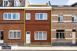 Bent u op zoek naar een volledig te vernieuwen woonst met een zéér ruime garage?<br />Dan is deze rustig gelegen ééngezinswoning met servitudeweg achteraan ongetwijfeld iets voor u!<br /><br />Via de gang komt u rechts vooraan in de leefruimte met aanpalend de eetkeuken.<br />Achteraan in de gang bevindt zich de deur naar de kelder.<br />De ingerichte badkamer met lavabomeubel, douche, toilet en aansluiting wasmachine &amp; droogkast is achter de keuken gelegen.<br />Een afzonderlijke bergruimte is te bereiken via het padje buiten naar de tuin.<br />De tuin is naar het oosten gericht en de garage achteraan heeft een extra parkeerplaats ervoor.<br />Op de eerste verdieping zijn er twee slaapkamers.<br />De zolder is bereikbaar via een luik aan de hand van een ladder.<br /><br />Er wordt verwarmd aan de hand van gaskachels én de beglazing is (groten)deels enkel in houten en deels dubbel in PVC-ramen.<br />Dit pand is onderhevig aan de renovatieverplichting die door de Vlaamse overheid wordt opgelegd voor residentiële gebouwen. <br />Voor meer informatie hieromtrent: https://www.vlaanderen.be/een-woning-kopen/renovatieverplichting-voor-residentiele-gebouwen<br /><br />Neemt u gerust contact op met ons kantoor om een plaatsbezoek in te plannen!