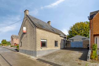 **RUIME WONING MET 4 SLAAPKAMERS, VERGUNDE LOODS EN TAL VAN MOGELIJKHEDEN!**<br /><br />Op zoek naar een woning met ruimte, potentieel én een uitstekende ligging? Dan is deze eigendom in Sint-Lievens-Houtem beslist een bezoek waard!<br /><br />Deze te renoveren woning bevindt zich in een rustige, doodlopende straat, vlak bij het centrum van Sint-Lievens-Houtem. Dankzij de strategische ligging tussen Gent en Brussel geniet je van een vlotte bereikbaarheid, gecombineerd met de rust van een aangename woonomgeving.<br /><br />De woning beschikt over **4 slaapkamers** en biedt volop mogelijkheden om ze volledig naar eigen smaak en hedendaagse woonnormen in te richten. Met een **EPC-label D** is er bovendien geen renovatieverplichting.<br /><br />Een absolute troef is het ruime perceel van maar liefst **1.230 m²**, met daarop een **vergunde loods van 140 m²**. Ideaal voor wie nood heeft aan extra opslagruimte, een atelier, ruimte voor hobby's of een combinatie van wonen en werken, mits naleving van de geldende voorschriften.<br /><br />**Waarom deze eigendom?**<br />- 4 slaapkamers<br />- EPC D – geen renovatieverplichting<br />- Perceel van 1.230 m²<br />- Vergunde loods van 140 m²<br />- Rustige, doodlopende straat<br />- Centrale ligging tussen Gent en Brussel<br />- Tal van renovatie- en inrichtingsmogelijkheden<br />contacteer Matthias 0478 32 77 70<br /><br />**Een eigendom met karakter, ruimte en toekomstpotentieel. Maak er jouw eigen verhaal van!**<br /><br />Contacteer ons voor een bezoek en ontdek zelf de mogelijkheden. Prijs is startprijs!