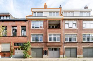 <p><span>Dit appartement is ideaal voor wie op zoek is naar een compacte maar volwaardige woonruimte in een levendige en fijne woonbuurt.</span></p><p><span> </span></p><p><span>Het appartement beschikt over twee ruime slaapkamers, perfect als alleenstaande, koppel, als starterswoonst of als investering. Met een totale bewoonbare oppervlakte van ruim 70 vierkante meter is dit appartement efficiënt ingedeeld en werd er optimaal gebruik gemaakt van de beschikbare ruimte. De woonkamer is een gezellige ingericht met grote raamoppervlakken die veel natuurlijk licht binnenlaten. De keuken is goed uitgerust en functioneel, met een eethoek waar je aangenaam kan tafelen. De badkamer is verzorgd en voorzien van alle nodige sanitair, inclusief een toilet en wastafel + aansluiting wasmachine. Het appartement is op heden verhuurd.</span></p><p><span>Het pand werd doorheen de jaren gerenoveerd en dit appartement combineert functionaliteit en karakter. De locatie is uitstekend, met </span></p><p><span>openbaar vervoer, groen en diverse winkel in de omgeving, en geniet een uitstekende bereikbaarheid van cafés, restaurants en winkels.</span></p><p><span> </span></p><p><span>Interesse? Kom gerust een kijkje nemen; een bezoek is mogelijk op donderdag 3 september mits afspraak via 09/225.00.78.</span></p>