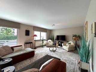 Op een boogscheut van het centrum van Roeselare treft u dit appartement met garage aan. Diverse winkels, horeca, openbaar vervoer, sportgelegenheid...