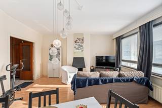 <p><strong>Te koop: halfopen appartement in Vilvoorde, gelegen aan de stadsrand en op korte afstand van scholen, openbaar vervoer en het treinstation.</strong></p><p>Dit appartement uit 1967 biedt een praktische indeling en een comfortabele woonomgeving. Dankzij het EPC-label D is er geen renovatieverplichting, wat u meteen gemoedsrust geeft. De ligging nabij alle faciliteiten maakt het ideaal voor wie alles binnen handbereik wil. Bovendien beschikt u over een privatieve kelder, perfect voor extra opslagruimte.</p><p><strong>Belangrijkste ruimtes:</strong></p><p>• Woonkamer (22,2 m²) met open haard en veel lichtinval</p><p>• Keuken (5,7 m²) met dubbele spoelbak, oven en elektrische kookplaat</p><p>• Twee slaapkamers (8,1 m² en 11,9 m²)</p><p>• Badkamer (4,2 m²) met ligbad, enkelvoudige spoelbak en aansluiting voor wasmachine</p><p>• Inkomhal (6,5 m²) met videofoon en ingemaakte kasten</p><p>• Terras (1,2 m²)</p><p>• Privatieve kelder</p><p><strong>Troeven:</strong></p><p>• Gelegen nabij alle faciliteiten</p><p>• Geen renovatieverplichting: EPC D</p><p>• Privatieve kelder inbegrepen</p><p><strong>Neem vandaag nog contact op met Selena Perez y Latorre via +32 2 335 11 13 voor een bezoek.</strong></p><p>JOUW DROOMAPPARTEMENT. ZO GEVONDEN!</p>