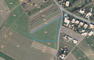 <p>Topo-Immo biedt deze landbouwgrond te koop aan in Roosdaal, gelegen aan de <strong>Molenkauter</strong>, met een totale oppervlakte van 9.160 m² (kadastraal gekend sectie D, nr. 0364/00A000). Het perceel ligt in agrarisch gebied en is momenteel verpacht. Overstromingsgevoeligheid en-score zijn gunstig (score A), en het <strong>perceel maakt geen deel uit van een verkaveling of signaalgebied</strong>. Interesse of meer informatie? Neem gerust contact op met ons via het nummer 0477 289 144 of vincent@topo-immo.be! Stedenbouwkundige in lichtingen en maatregelenregister in aanvraag.</p>