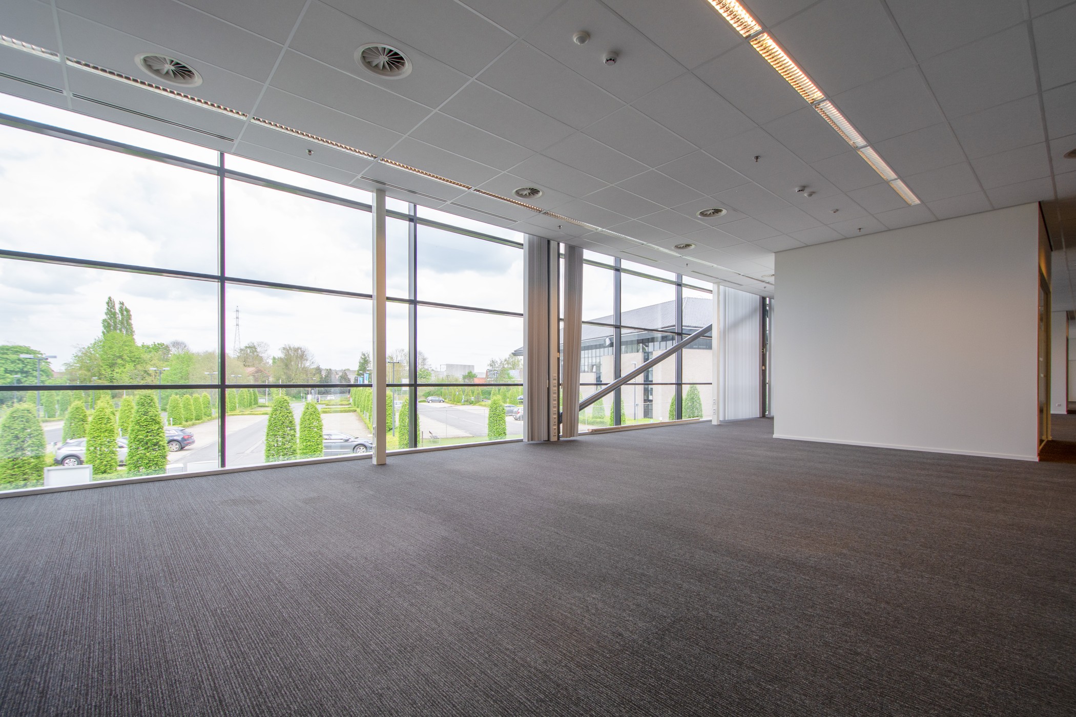Divisible office spaces (€7.5/m²) for rent near the R8 in Kortrijk tailored to your needs - photo 5