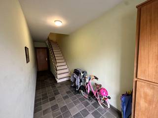 Ruim 2 slaapkamer appartement in het hartje van Geel, op wandelafstand van het station, winkels, scholen, bussen,...Het appartement omvat een...