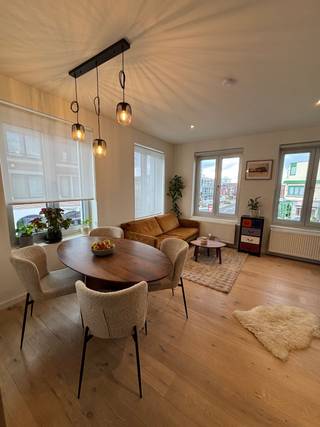 Lichtrijk duplex 2 slaapkamer appartement te koop in een mooie omgeving nabij het centrum en openbaar vervoer.<br /><br />Je vindt hier een instapklaar appartement na een totaalrenovatie in 2020 met 2 volwaardige slaapkamers en een zonnig terras.<br /><br />Op de eerste verdieping betreed je een lichte leefruimte met open keuken. Vanwege de hoekligging komt er veel natuurlijk licht binnen welke voor een aangename sfeer zorgt. De mooie parketvloer maakt het hele plaatje compleet. <br />De keuken is ingericht met kwalitatieve toestellen van het merk siemens. (Vaatwasser, combi-oven, koelkast en diepvries) <br />Tevens vinden we hier de badkamer ingericht met bad/douche, lavabo en toilet.<br /><br />Via een trap komen we op de 2de verdieping waar zich 2 slaapkamers bevinden. Langs een aparte deur of schuifraam in de slaapkamer krijgen we toegang tot het ruime terras. <br />Zon in overvloed en een fijne plek om te vertoeven. <br /><br />Troeven<br />*Epc B en asbestvrij <br />*Lage gemeenschappelijke kost (€5)<br />*Hoekappartement met veel lichtinval <br />*Ruim terras <br />*Gunstige ligging nabij openbaar vervoer en centrum<br />*fietsostrade nabij