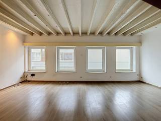 Kortrijksepoortstraat 7B: Centraal gelegen 1 slaapkamer appartement met indeling als volgt:
Lichtrijke leefruimte met open keuken, badkamer met douche, berging met aansluiting wasmachine, apart toilet, slaapkamer.
€750 (excl. EGW)
Onmiddellijk beschikbaar