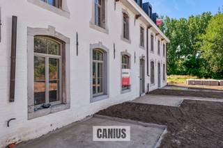 <p><span>Rust & natuur nabij het stadscentrum</span></p><p><span>Aan de stadsrand van Sint-Truiden treffen wij op het pittoreske Begijnhof de site ’T Godshuis aan. Het betreft een kleinschalig project bestaande uit zeven woningen (vier nieuwbouwwoningen en drie gerenoveerde woningen ondergebracht in een beschermd monument). De ligging kunnen wij als ideaal bestempelen! Zo geniet je hier van de rust en de rijke geschiedenis die het Begijnhof uitstraalt in combinatie met de natuur van Domein ’t Speelhof. Daarnaast bevinden wij ons op wandel- en fietsafstand van het stadscentrum van Sint-Truiden. Zo begeven wij ons vlot naar lokale handelaars, supermarkten, de wekelijkse Haspengouw Markt, gezellige drank- en eetgelegenheden, het stadspark, … Ook voor grotere verplaatsingen ben je hier aan het juiste adres. Door de nabijheid van belangrijke invalswegen is een goede verbinding naar omliggende steden en gemeenten gegarandeerd. Kortom een ideale locatie om te genieten van alles wat de hoofdstad van Haspengouw te bieden heeft.</span></p><p><span> </span></p><p><span>Wonen in een beschermd monument </span></p><p><span>Woning 2 beschikt over 134m² woonoppervlakte en omvat op het gelijkvloers een inkomhal, een berging, een apart toilet en een leefkeuken.</span></p><p><span>De eerste verdieping biedt een nachthal, een badkamer en twee slaapkamers.</span></p><p><span>Onder het prachtige dakgebinte op de tweede verdieping kunnen we een ruime leefruimte en een bergruimte terugvinden.</span></p><p><span>Bijkomend kan men genieten van een privatieve tuin, terras en gemeenschappelijke fietsenstalling.</span></p><p><span>Dit allemaal met respect voor het historisch karakter (prachtige authentieke balken, traditionele materialen, …) in combinatie met hedendaags comfort wat resulteert in een energiezuinige woning klaar voor de toekomst! </span></p><p><span> </span></p><p><span>KORT SAMENGEVAT</span><span>:</span></p><p><span>Prijs: € 370.000,00</span></p><p><span>Verkoop onder registratierechten (2% of 12%)</span></p><p><span> </span></p><p><span>Wonen in een unieke setting waar heden & verleden elkaar omarmen!</span></p><p><span>Nieuwsgierig welke woning het best aansluit bij jouw levensstijl? Maak snel een afspraak of vraag maar informatie aan bij één van de medewerkers van Canius Real Estate. Je kan ons bereiken op het nummer 011 74 12 36 of via <span>info@canius.be</span></span><span>.</span></p><p><span> </span></p><p><span>*Deze gegevens zijn louter ter informatieve titel. De vermelde oppervlaktes zijn slechts een indicatie. Canius Real Estate kan niet verantwoordelijk gesteld worden voor de juistheid van de aan haar verstrekte gegevens.</span></p><p><span> </span></p><p><span> </span></p>