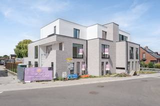 Het appartement is oplevering klaar.De constructiewaarde kan aangekocht worden aan 6% BTW.In het rustige en landelijke Sint-Amands wordt de...