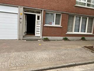 Gelijkvloers appartement met 2 slaapkamers.
 
Indeling:
Inkomhal met ingemaakte vestiairekast.
Lichte en ruime woonkamer (32m²) op laminaatvloer( daaronder parket).
Ingerichte keuken voorzien van inductiekookplaat, afzuigkap, koelkast/diepvries, combi microgolfoven, hete luchtoven en stoomoven, werktablet in gepolierd graniet.
Badkamer met toilet, douche en lavabo meubel.
2 volwaardige slaapkamers (14,25m² en 13,40m²).
Veranda (22m²) met elektrische zonneluifel.
Garage box met automatische poort.
Gemeenschappelijke fietsenstalling.
Kelderberging.
 
Bijzonderheden.
Overal elektrische rolluiken.
Airco met warmtepomp dus koelen en verwarmen in woonkamer en slaapkamers.
Elektriciteit conform.
Asbest veilig.
EPC C.
