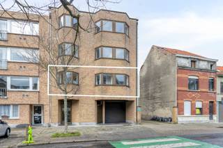 <span><span>Een kleine residentie met 3 appartementen, voorzien van gemeenschappelijke fietsberging en lift. Met een woonoppervlakte van 106 m² op de 1° verdieping, een royale leefkeuken, 3 slaapkamers en een energielabel C; voel je je hier binnen een mum van tijd thuis. Beloofd !<br /><br />Kom binnen. Startend in het leefgedeelte waar het natuurlijk daglicht je direct tegemoet komt. De grote raampartijen zorgen niet alleen voor licht en een ruimtelijk gevoel, maar geven je ook nog een vrij uitzicht. Ondanks het grote woonoppervlakte voelt de ruimte toch lekker knus aan. Een fijne zithoek, eethoek én een aangename leefkeuken. Vanuit de living stap je het terras op. Een heerlijke plek waar je vanaf de middag tot in de late uurtjes geniet van de zon. Drie slaapkamers via de gang te bereiken, 2 wc's, inpandige berging en een badkamer met ligbad.<br /><br /><u>Enkele troeven</u>:<br /><strong>·</strong> Rustig gelegen op 1.900 meter van het strand. Slechts 2.200 meter van het stadscentrum;<br /><strong>·</strong> <strong>Laag EPC Label c ! </strong>(geen renovatieverplichting);<br /><strong>·</strong> Uitermate geschikt als gezinswoning of als opbrengsteigendom (onmiddellijk rendement);<br /><strong>·</strong> Lift en gemeenschappelijke fietsberging;<br /><strong>·</strong> Gratis voldoende parkeerplaats in de omgeving;<br /><strong>· Beste prijs/kwaliteit verhouding;</strong><br /><strong>·</strong> Kraaknet &amp; instapklaar.<br /><br />Wil jij wonen in dit heerlijke 3 slaapkamer appartement gelegen te Oostende ? Bel naar ons kantoor op het nummer 051 50 11 51 of per email via diksmuide@diksimmo.be .</span></span>
