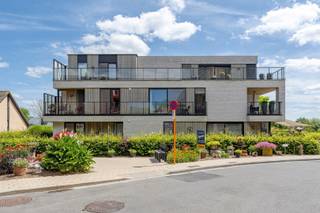 - Rustige ligging (Kerkplein 4)<br />- Ruim en lichtrijk gelijkvloers appartement<br />- Volledig instapklaar met mooie materialen afgewerkt<br />- Volledig uitgeruste keuken<br />- 3 slaapkamers<br />- Badkamer met inloopdouche, ligbad en dubbele wastafel<br />- Berging<br />- Grote, zonnige tuin<br />- Garage<br />- Conforme elektriciteit<br />- 3 zonnepanelen<br />- EPC: 101,3 kW label B (33037-G-2015_125/EP14854/A001/D01/SD003)<br />- Richtprijs: € 375.000